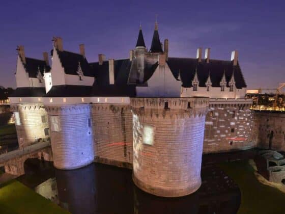 chateau des ducs de bretagne nocturne