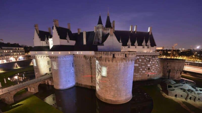 chateau des ducs de bretagne nocturne