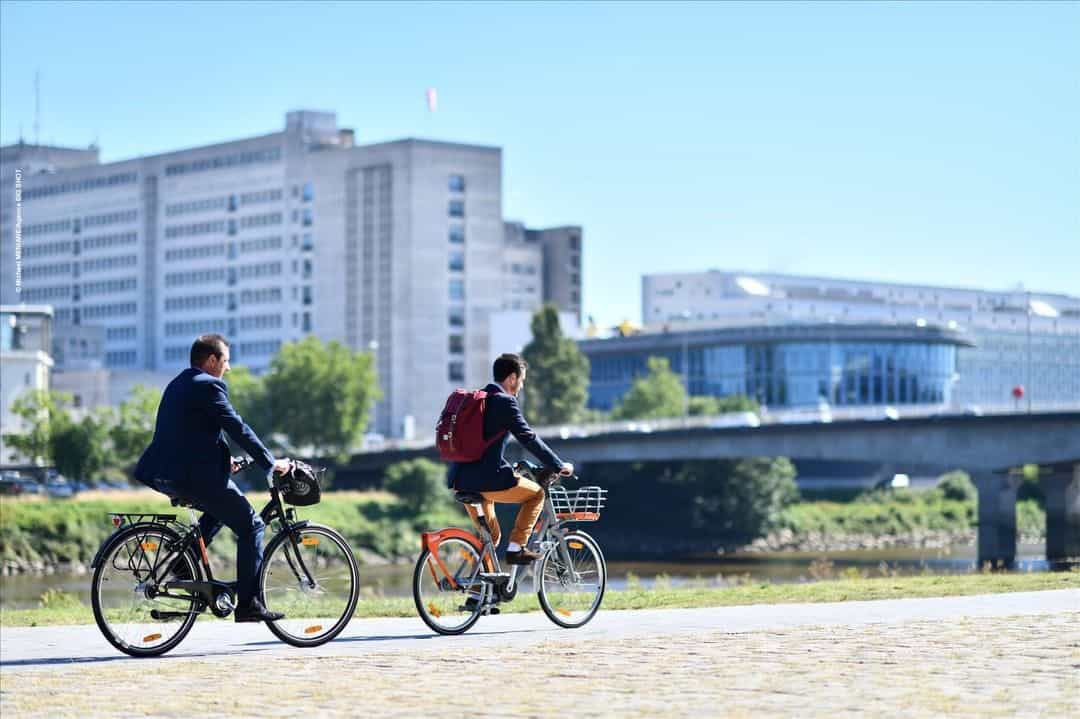 Non vous ne rêvez pas, on a bien écrit une course de bicloo dans le centre-ville de Nantes ! Ce dimanche 18 septembre 2022, on vous donne rendez-vous à partir de 14h du côté de Bouffay pour un criterium bien déjanté.