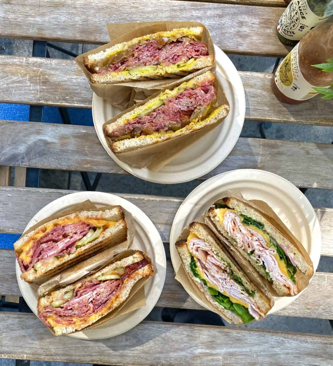 Pour ce nouveau numéro de Coup de Food, on t’emmène découvrir le restaurant “Brother’s Deli”, le premier restaurant dédié au pastrami à Nantes ! Coup de Food, c’est le format made in Big City Life qui valorise les concepts culinaires de la Cité des Ducs qui en valent le détour et qu’on aime mettre en avant ! À découvrir le mardi sur notre site et nos réseaux sociaux 😎