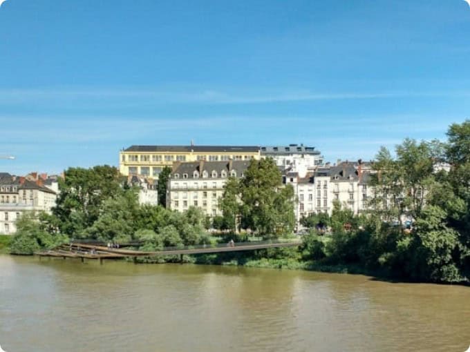 Vue sur la place Gloriette-Petite Hollande depuis la passerelle Victor Schoelcher. © Agence Ter
