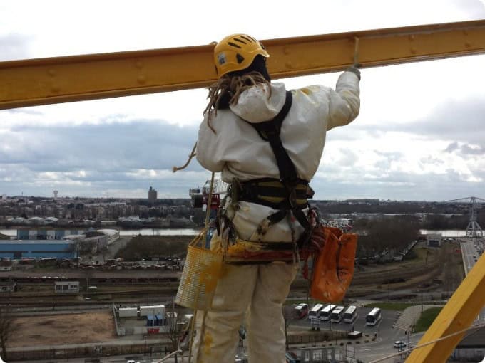 Réparations de la grue jaune